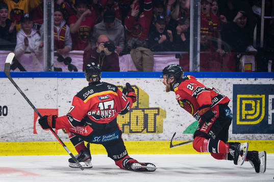 Luleås Isac Brännström och Brendan Shinnimin jublar