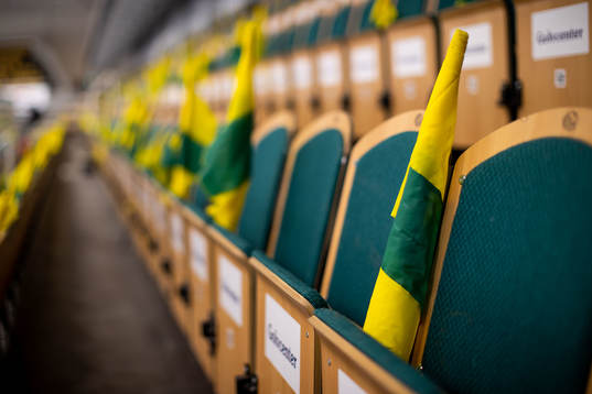 Flaggor utdelade till alla sittplatser innan final sex i