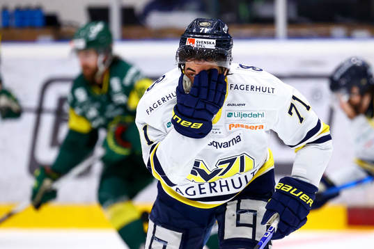 s Tyler Vesel tar sig för ansiktet