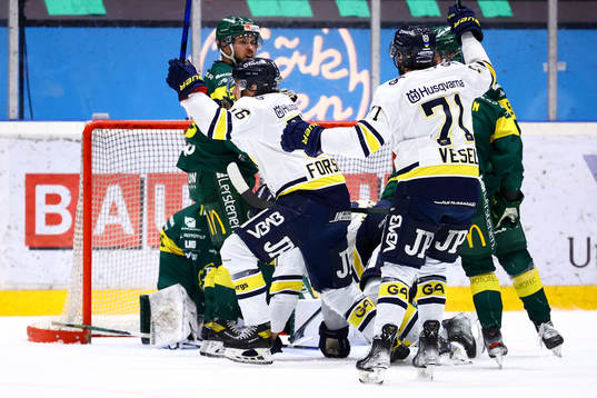 s Fredrik Forsberg och Tyler Vesel jublar
