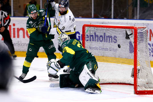 Pucken i mål bakom Björklövens målvakt Joona Voutilainen