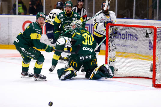 Björklövens Jesper Lindgren och målvakt Joona Voutilainen