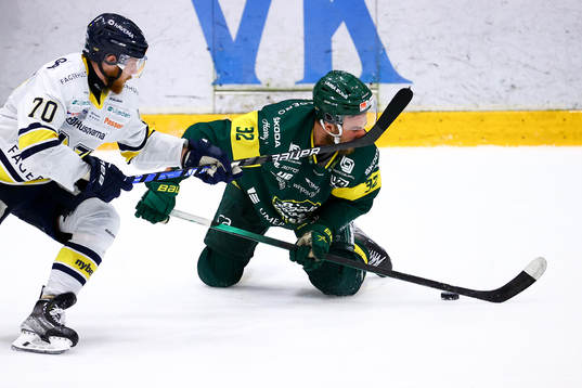 s Marcus Davidsson med sin klubba i ansiktet på