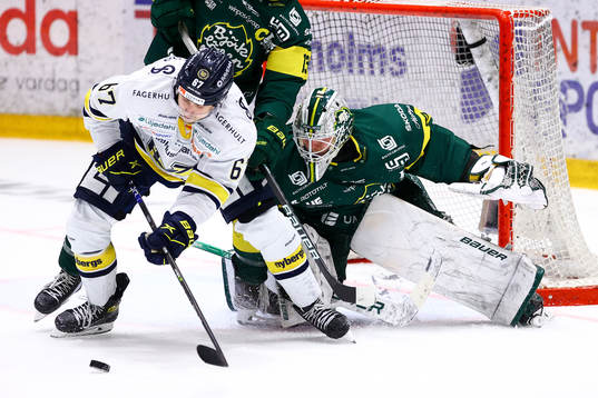 s Christoffer Törngren oroar framför Björklövens