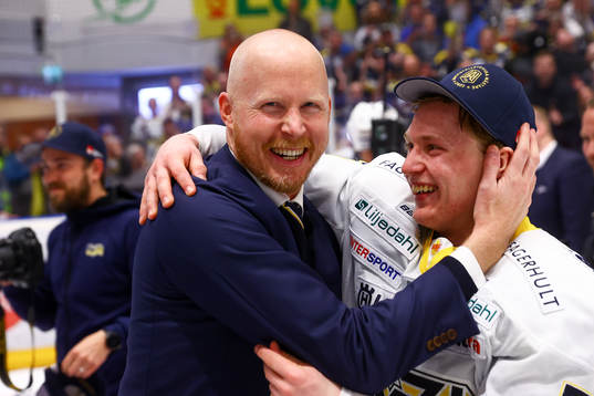 s assisterande tränare Tobias Thermell jublar