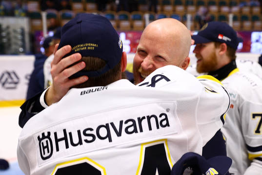 s assisterande tränare Tobias Thermell jublar