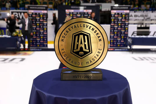 Vinnarpokalen för Hockeyallsvenskan på ett bord