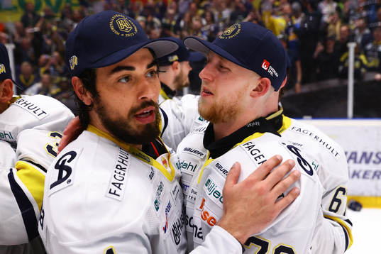 s Tyler Vesel och Jonathan Davidsson jublar
