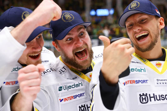 s Simon Önerud, Nichlas Torp och Daniel Bertov jublar