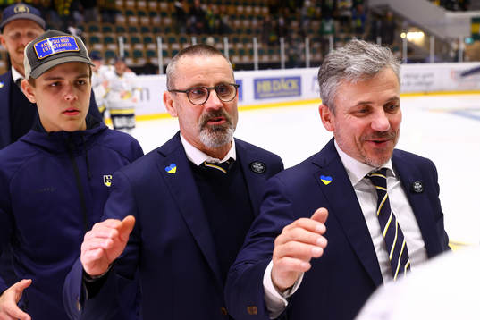 s tränare Tommy Samuelsson jublar