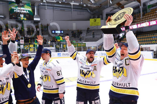 s Simon Önerud höjer pokalen över huvudet och jublar