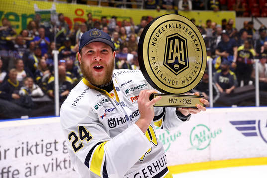 s Oliver Bohm jublar med pokalen final sex i kvalet till