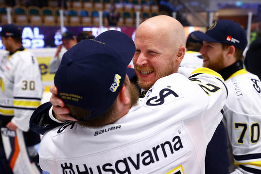 s assisterande tränare Tobias Thermell jublar