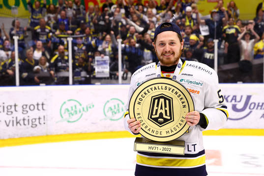 s Fredrik Forsberg med pokalen