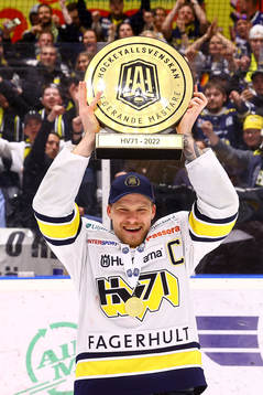 s Simon Önerud jublar med pokalen