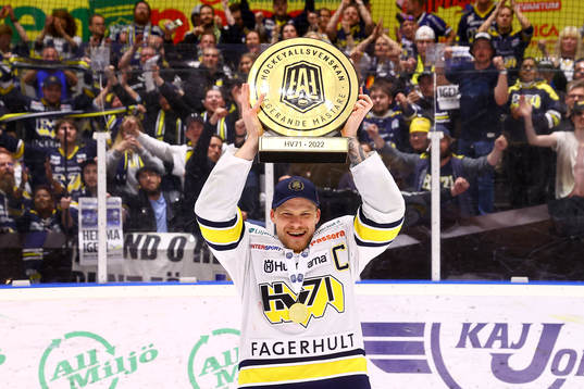 s Simon Önerud jublar med pokalen