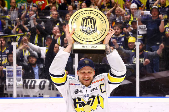 s Simon Önerud jublar med pokalen