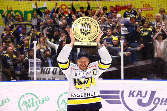 s Simon Önerud jublar med pokalen