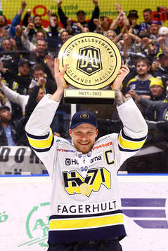 s Simon Önerud jublar med pokalen