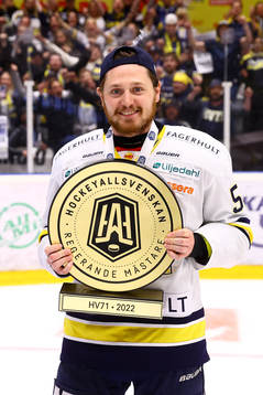 s Fredrik Forsberg med pokalen
