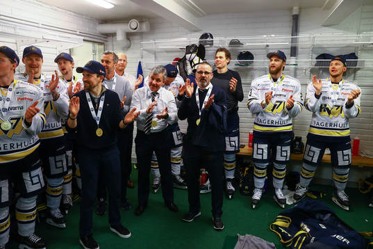 s tränare Tommy Samuelsson jublar med laget