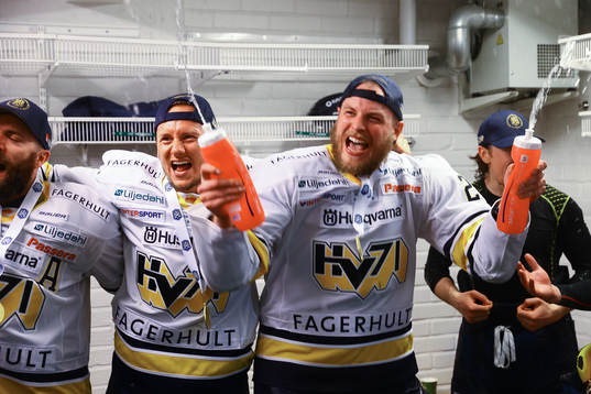 s Daniel Bertov och Oliver Bohm jublar
