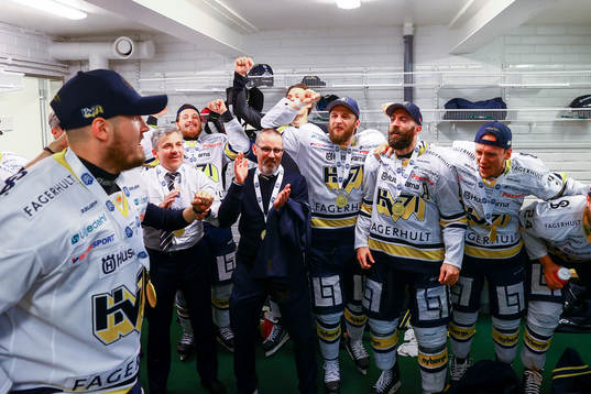 s tränare Tommy Samuelsson jublar med spelarna