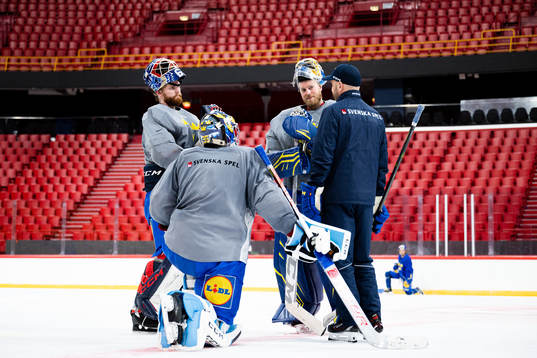 Goalie coach Stefan Ladhe with goalkeepers Oscar Dansk,