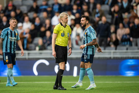 Djurgårdens Sead Haksabanovic reagerar mot domare Adam