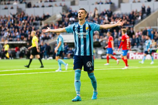 Djurgårdens Haris Radetinac reagerar på ett domslut
