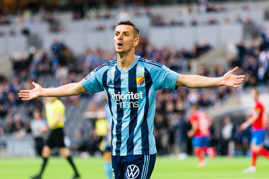 Djurgårdens Haris Radetinac reagerar på ett domslut