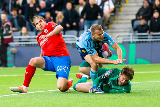 Djurgårdens Elias Andersson kolliderar med Helsingborgs