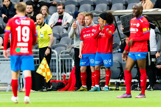 Helsingborgs Andreas Landgren byts in och får direktiv av