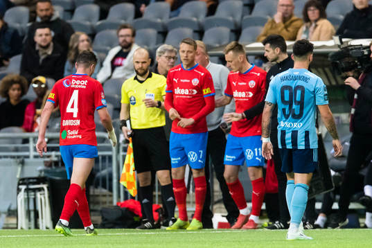 Helsingborgs Viljormur Davidsen går av planen med en skada
