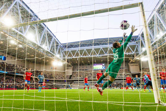 Djurgårdens Isak Hien gör 2-2 bakom Helsingborgs målvakt