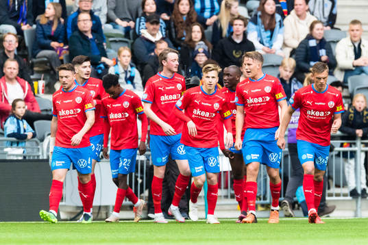 a vänster) gör 0-1 och gratuleras av lagkamrater