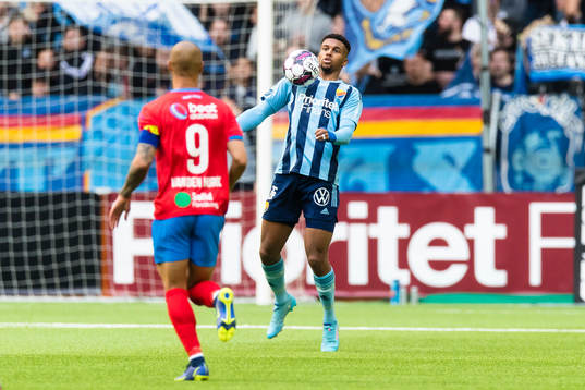 Djurgårdens Isak Hien tar ner en boll