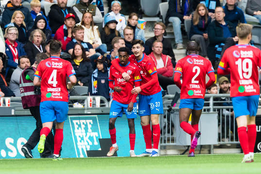 Helsingborgs Taha Ali gör 0-2 och gratuleras av lagkamrater