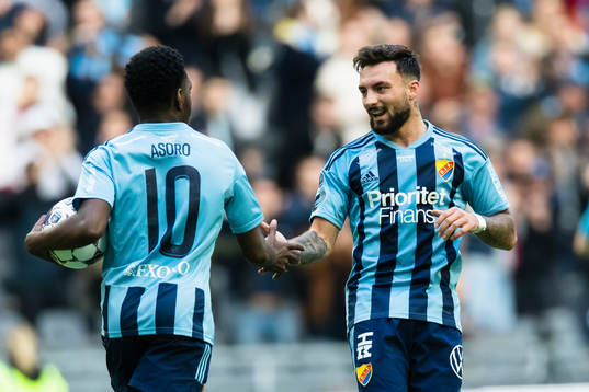 Djurgårdens Sead Haksabanovic jublar med Joel Asoro
