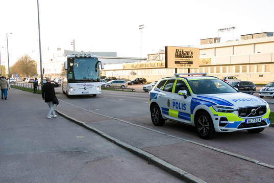 Luleås spelare kommer med poliseskorterad buss