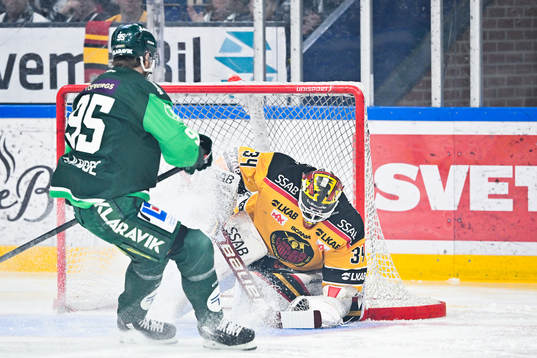 Färjestads Jacob de la Rose och Luleås målvakt Joel