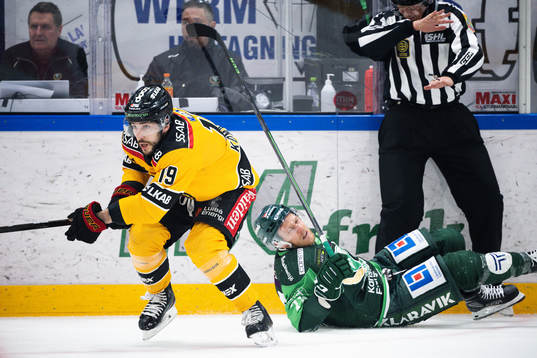 Luleås Konstantin Komarek och Färjestads Patrik Lundh