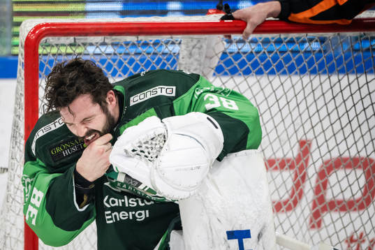 Färjestads målvakt Dominik Furch har ont