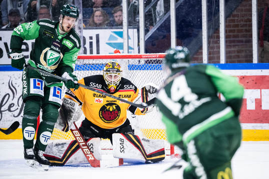 Färjestads Jacob de la Rose och Luleås målvakt Joel