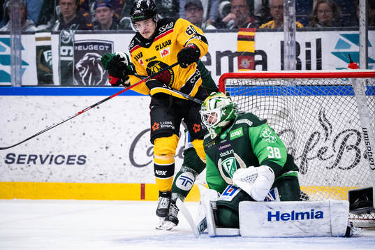 Luleås Julius Honka och Färjestads målvakt Dominik Furch