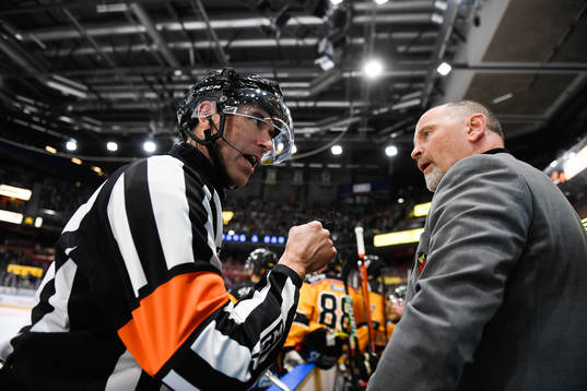 Domare Linus Öhlund och Luleås  tränare Thomas Berglund