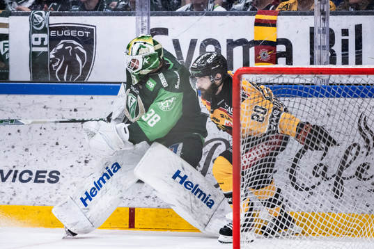 Färjestads målvakt Dominik Furch och Luleås Jack Connolly