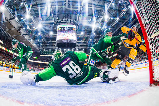 Färjestads Patrik Lundh, målvakt Dominik Furch, Mattias