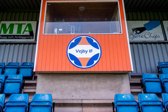 Klubbmärket för Vejby IF på läktaren