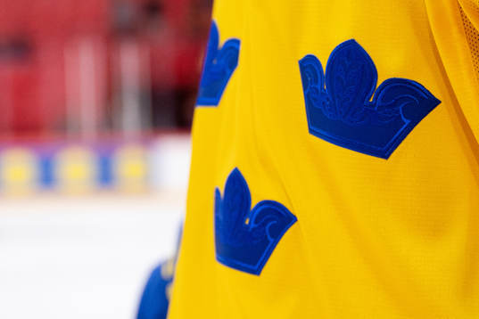 Players of Sweden with a retro jersey